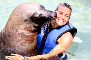 sacks the seal gets up close with hayley photo harvie allison.jpg